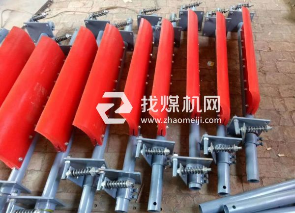 皮帶輸送機(jī)頭部清掃器，固達(dá)利聚氨酯清掃器廠家，攪拌站專用皮帶清掃器